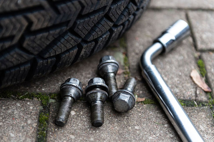 how many lug nuts are on a tire