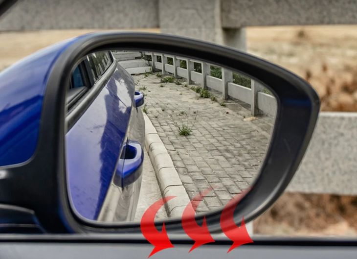 The Passenger Mirror Tilts Down Automatically in Reverse